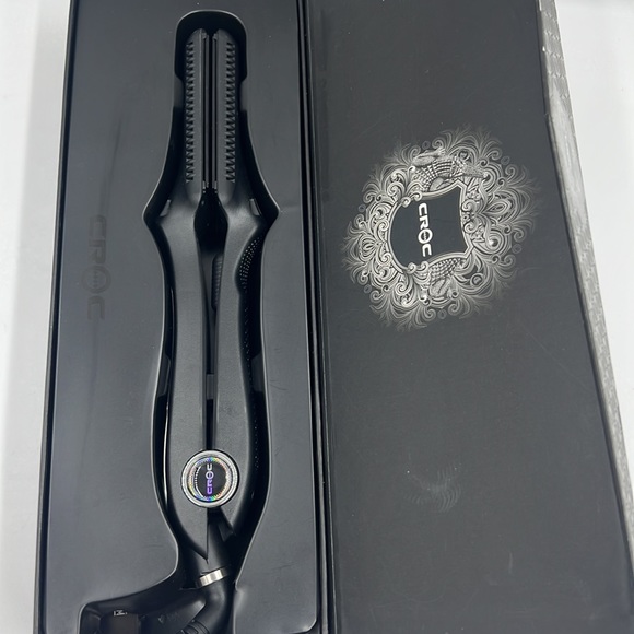 Croc Classic Black Titanium 1.5'' Flat Iron Gently used look like  New - Picture 3 of 4
